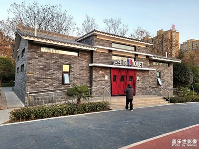 鋤禾日當(dāng)午，汗滴禾下土。