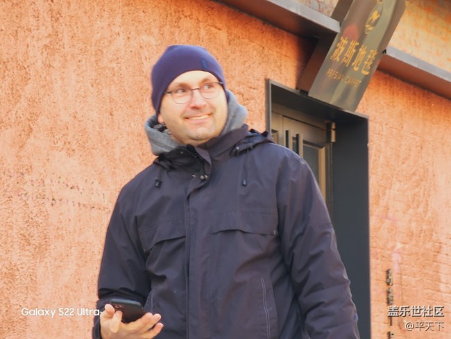 北京星部落一月份798線下活動(dòng)——藝術(shù)街邊遛狗的外國(guó)人