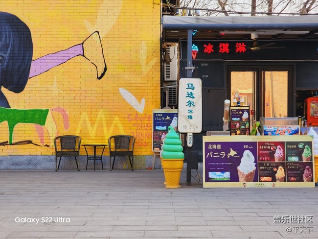 北京星部落一月份798線下活動(dòng)——藝術(shù)街邊遛狗的外國(guó)人