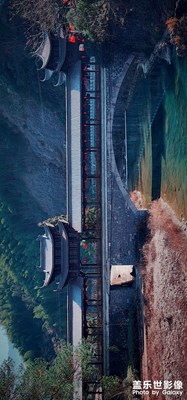 旅行途中碰到的一座廊橋。