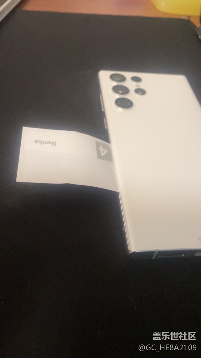 新到的22u后蓋一面縫隙好大