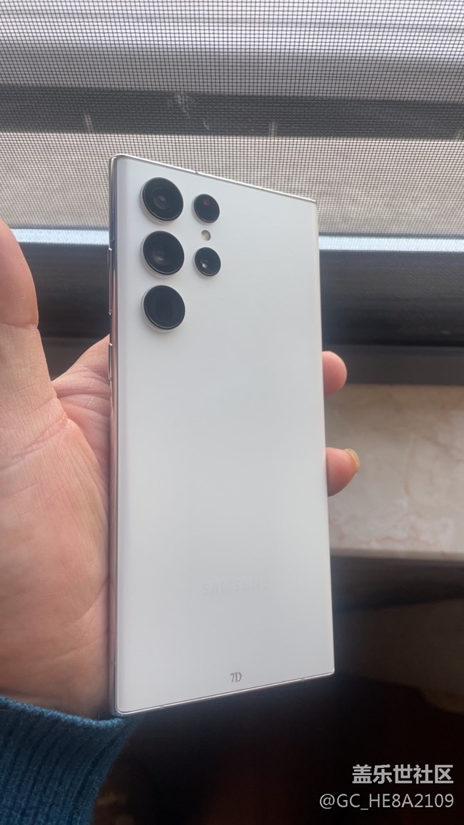 新到的22u后蓋一面縫隙好大