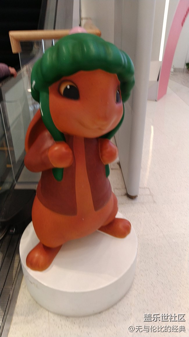 【玉兔呈祥】電梯旁的迎賓兔