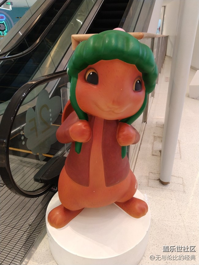 【玉兔呈祥】電梯旁的迎賓兔