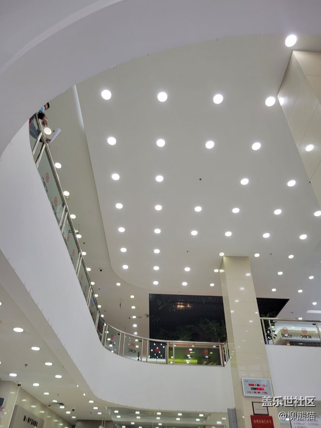 仰望天空+銀行的仰望