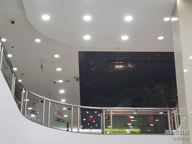 仰望天空+銀行的仰望