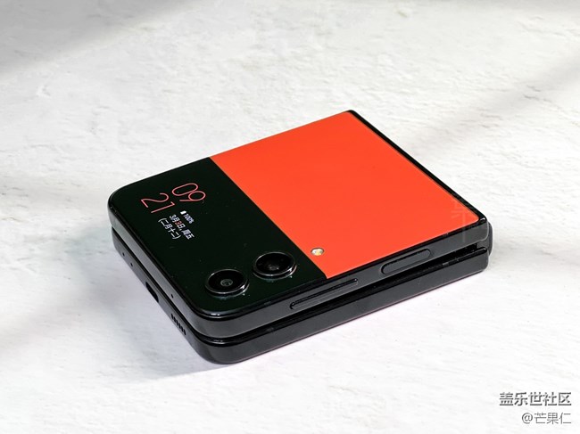上手三星 Galaxy Z Flip4 原來這么輕薄！