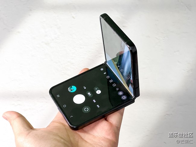 上手三星 Galaxy Z Flip4 原來這么輕??！