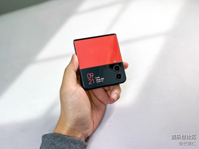 上手三星 Galaxy Z Flip4 原來這么輕??！