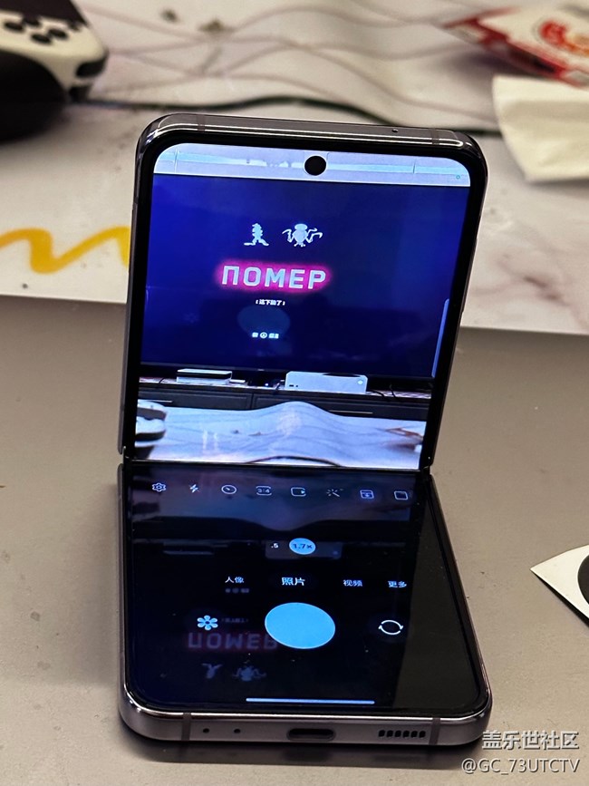 三星這個(gè)Z Flip4我覺得最棒的功能就是折疊懸停形態(tài)下的拍照