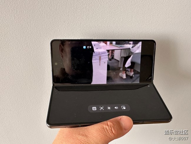 用三星Galaxy Z Fold 4追劇的6種模式