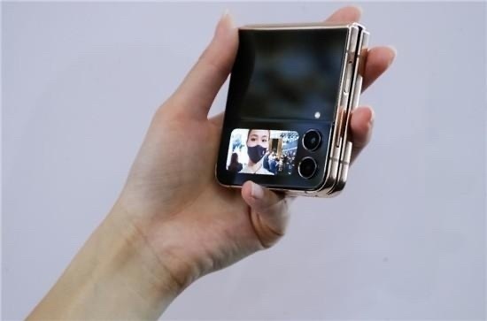 三星Galaxy Z Flip4外屏取景很方便
