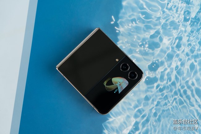 三星W23 Flip的外屏不僅實(shí)用性高而且可玩性也很高