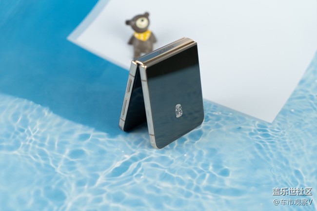 三星W23 Flip的外屏不僅實(shí)用性高而且可玩性也很高