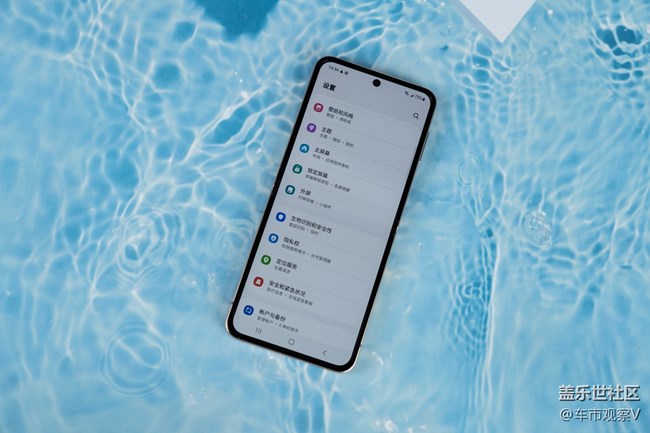 三星W23 Flip的外屏不僅實(shí)用性高而且可玩性也很高