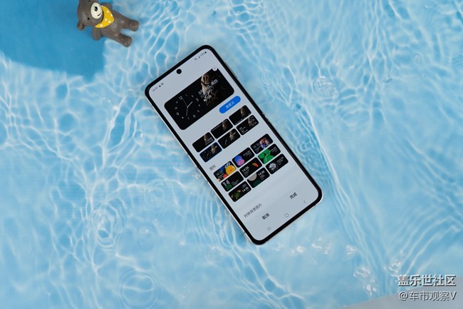 三星W23 Flip的外屏不僅實(shí)用性高而且可玩性也很高