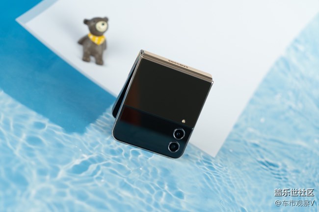 三星W23 Flip的外屏不僅實(shí)用性高而且可玩性也很高