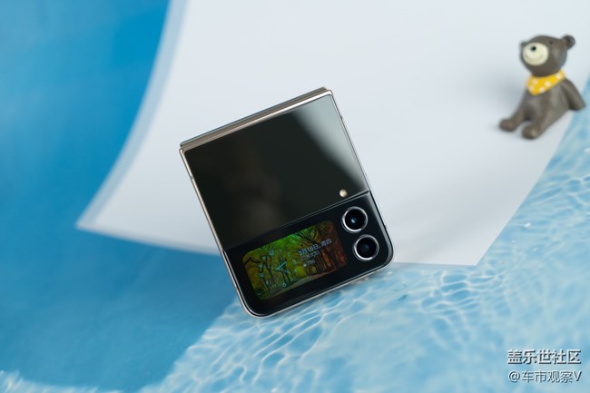 三星W23 Flip的外屏不僅實(shí)用性高而且可玩性也很高