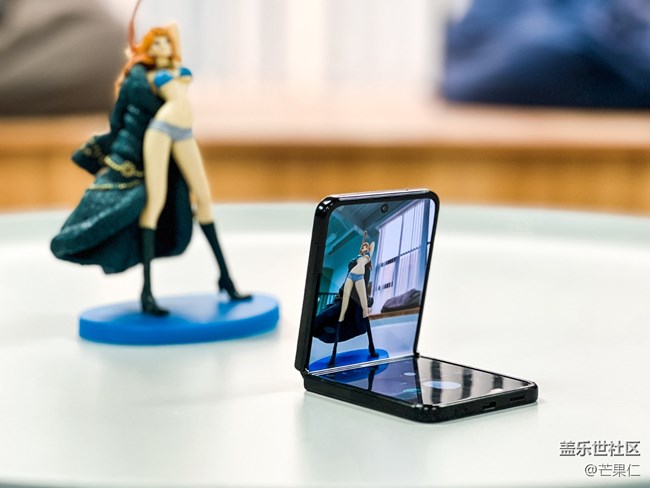 “自帶支架”的三星 Galaxy Z Flip4 解鎖立式交互模式