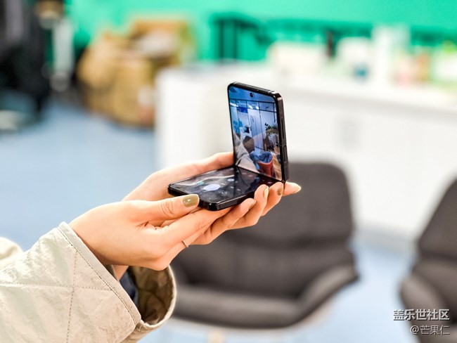 “自帶支架”的三星 Galaxy Z Flip4 解鎖立式交互模式
