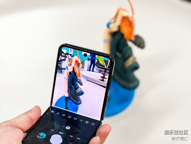 “自帶支架”的三星 Galaxy Z Flip4 解鎖立式交互模式