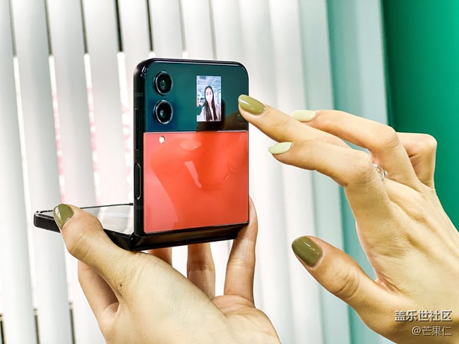 “自帶支架”的三星 Galaxy Z Flip4 解鎖立式交互模式