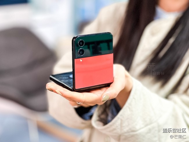 “自帶支架”的三星 Galaxy Z Flip4 解鎖立式交互模式