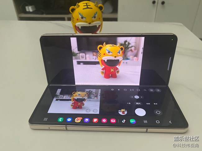 三星Galaxy Z Fold4折疊屏手機多角度懸停拍照