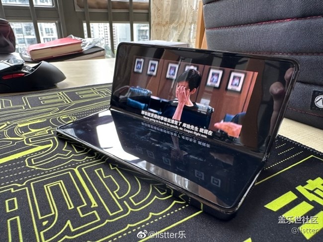 出差坐飛機(jī)坐高鐵還是建議大家?guī)€(gè)折疊屏手機(jī)