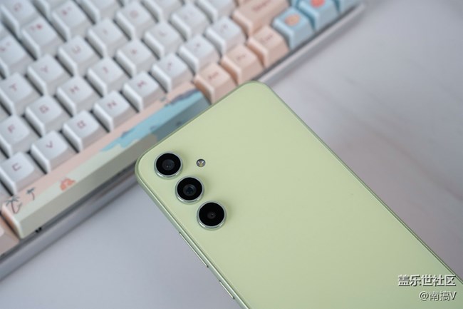 三星A54鲜柠绿配色，看起来很时尚很个性的三星中端手机。