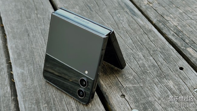 三星 Z Flip4 前置鏡頭自拍