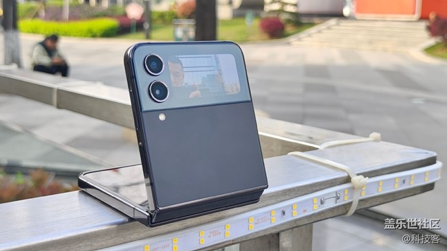 三星 Z Flip4 前置鏡頭自拍