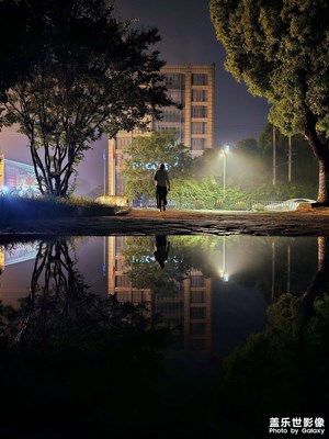 小區(qū)雨后