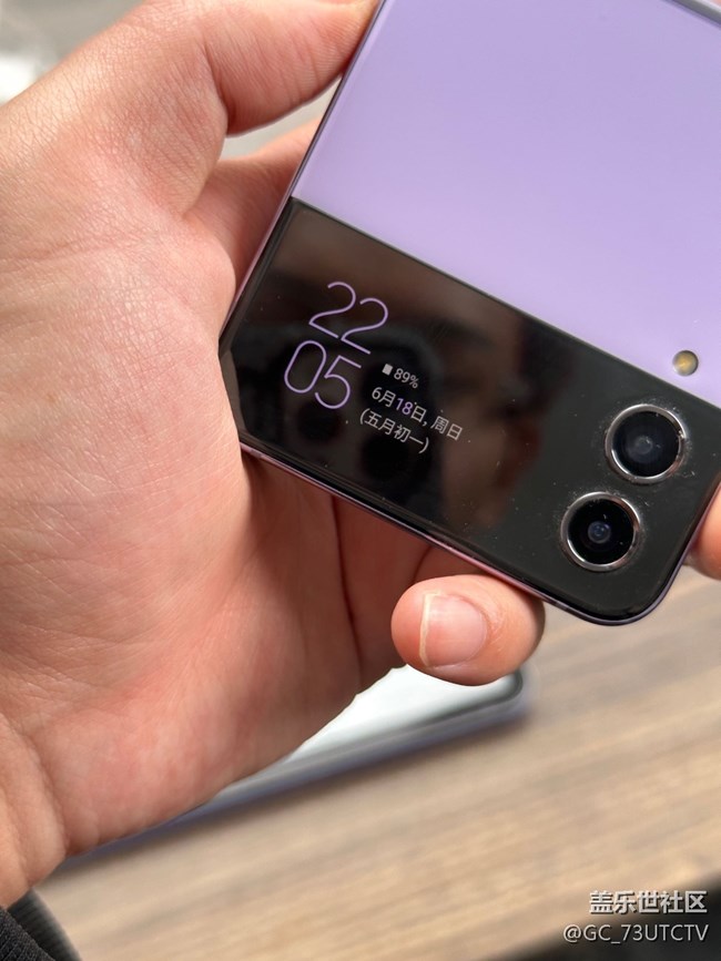 三星Z Flip在小折疊機里面續(xù)航應(yīng)該算優(yōu)秀的了