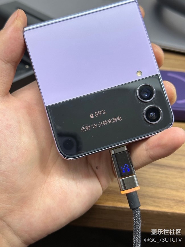 三星Z Flip在小折疊機里面續(xù)航應(yīng)該算優(yōu)秀的了