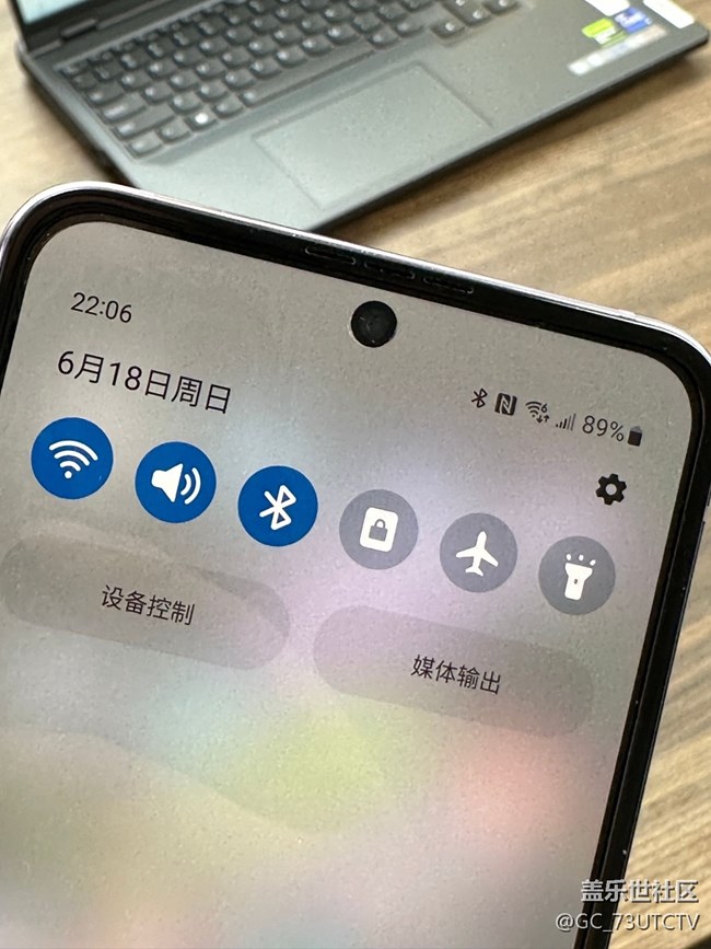 三星Z Flip在小折疊機里面續(xù)航應(yīng)該算優(yōu)秀的了