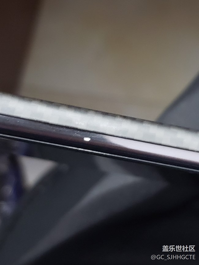 黑色的咋這么容易掉漆，莫名其妙的掉，毫無征兆的掉。。