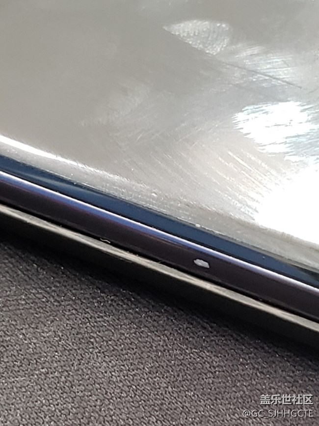 黑色的咋這么容易掉漆，莫名其妙的掉，毫無征兆的掉。。