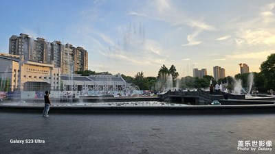 【鏡頭里的夏天】城市里高樓大廈夾縫中的美景

