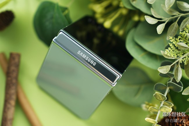 大視野智能外屏 三星Galaxy Z Flip5外觀賞析