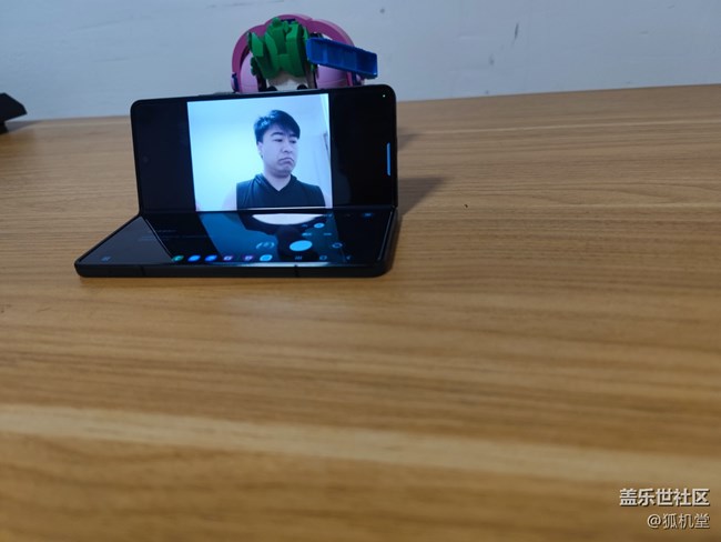 甩掉自拍桿，解放你的左手，多角度旋停拍照就是方便