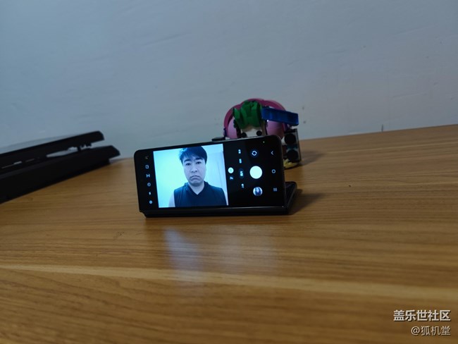 甩掉自拍桿，解放你的左手，多角度旋停拍照就是方便