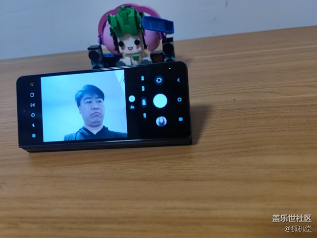 甩掉自拍桿，解放你的左手，多角度旋停拍照就是方便