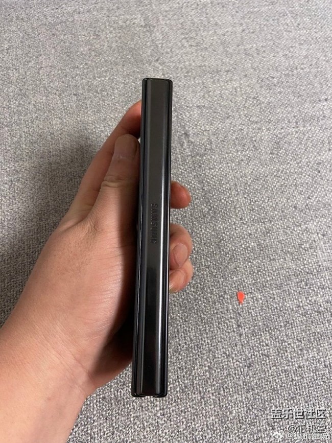 三星Galaxy Z Fold4材質(zhì)還是不錯(cuò)的，用了半年，沒啥劃痕