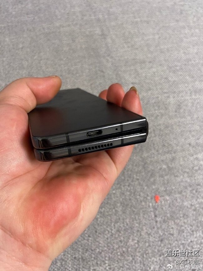 三星Galaxy Z Fold4材質(zhì)還是不錯(cuò)的，用了半年，沒啥劃痕