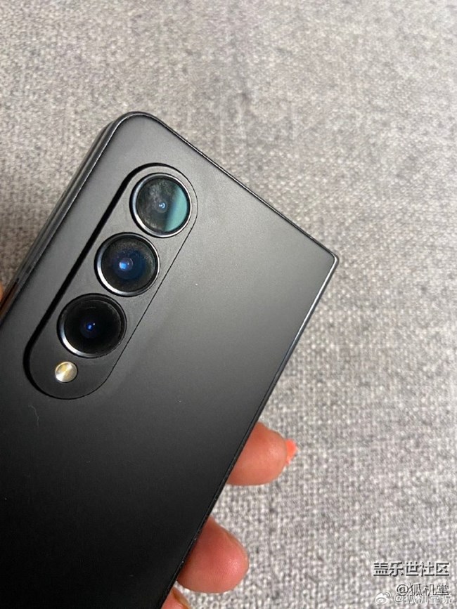 三星Galaxy Z Fold4材質(zhì)還是不錯(cuò)的，用了半年，沒啥劃痕