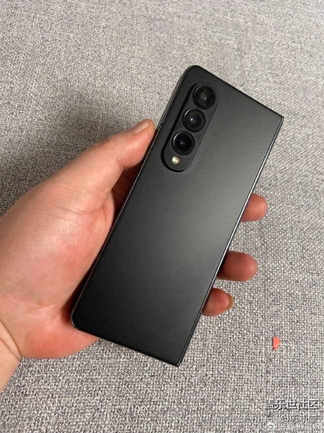 三星Galaxy Z Fold4材質(zhì)還是不錯(cuò)的，用了半年，沒啥劃痕