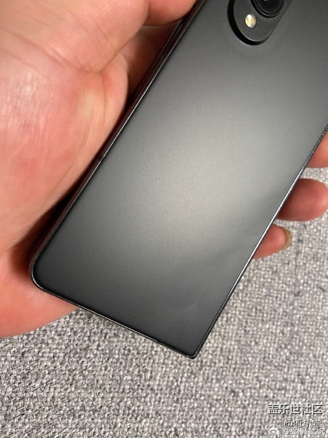 三星Galaxy Z Fold4材質(zhì)還是不錯(cuò)的，用了半年，沒啥劃痕