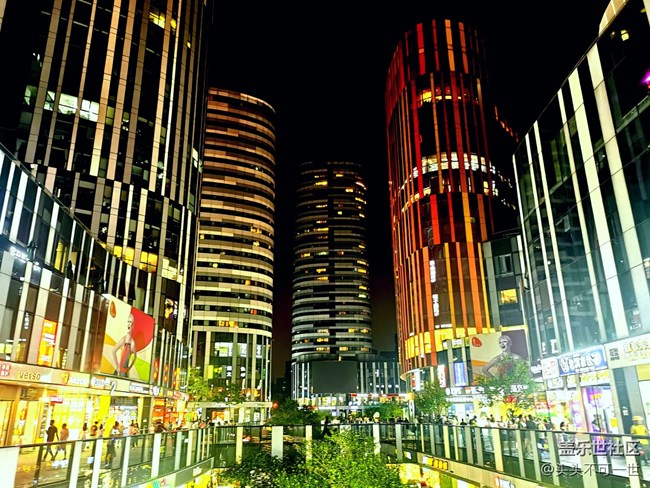 【尋一份美好】夜色下的三里屯