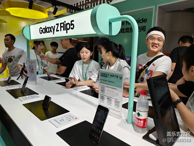 【第五代折疊新品】第五代折疊新品發(fā)布直播廣州快閃門店現(xiàn)場